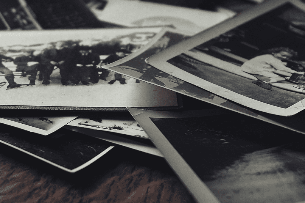 Foto d'epoca sparpagliate sul tavolo