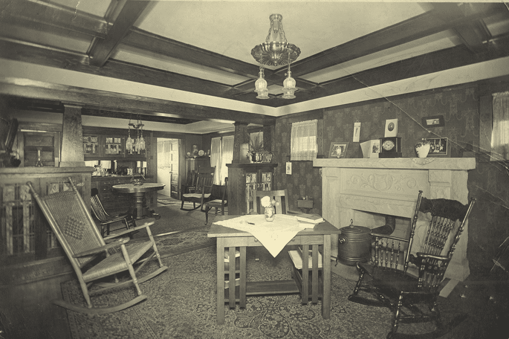 Foto d'epoca di un salone, un luogo tranquillo dove raccontare gli avvenimenti che si vuole nella propria memoriografia