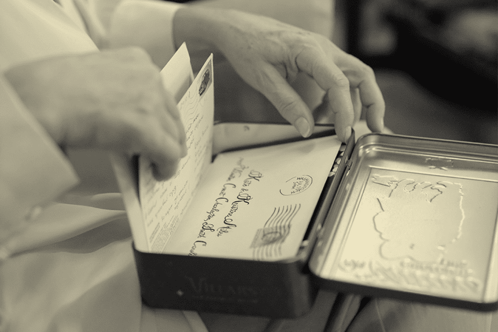 Donna mentre ricerca lettere durante la fase di ricerca della sua memoriografia