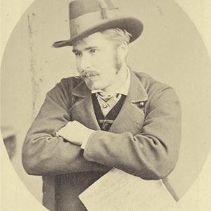 Foto d'epoca di un uomo che stringe la sua autobiografia.