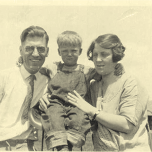 Foto d'epoca di una famiglia con marito, moglie e bambino.