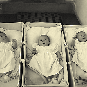 Foto di bambini appena nati. La memoriografia segue il tuo bambino da prima della gestazione fino ai primi anni di vita.