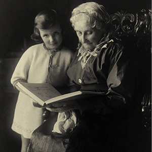 Nonna che legge la sua memoriografia alla nipote.