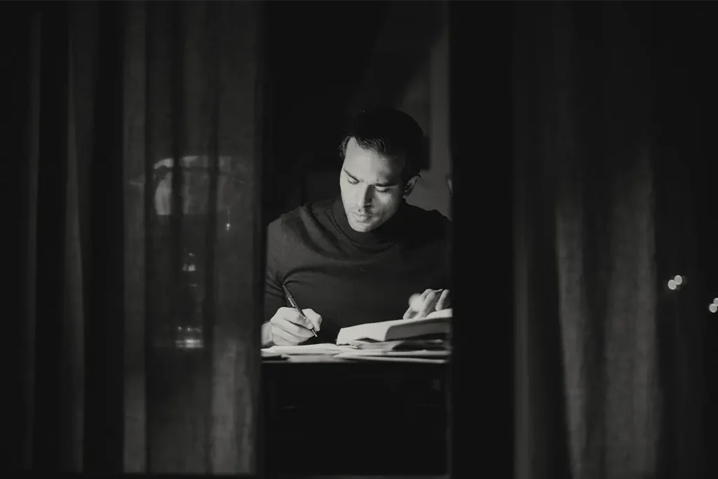 Persona che scrive un diario