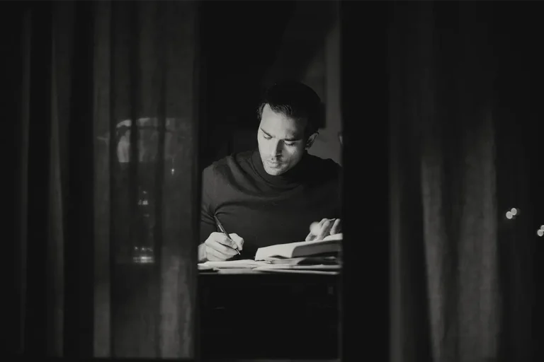 Persona che scrive un diario