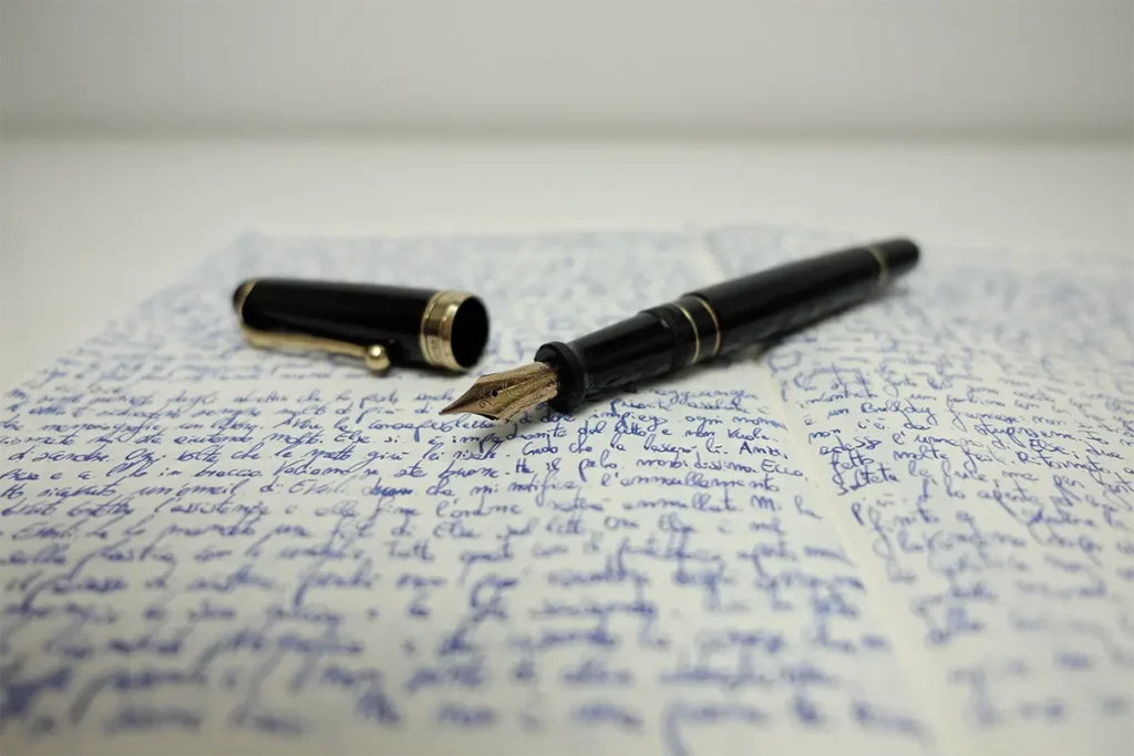 Penna stilografica Aurora su un taccuino durante la stesura di una memoriografia