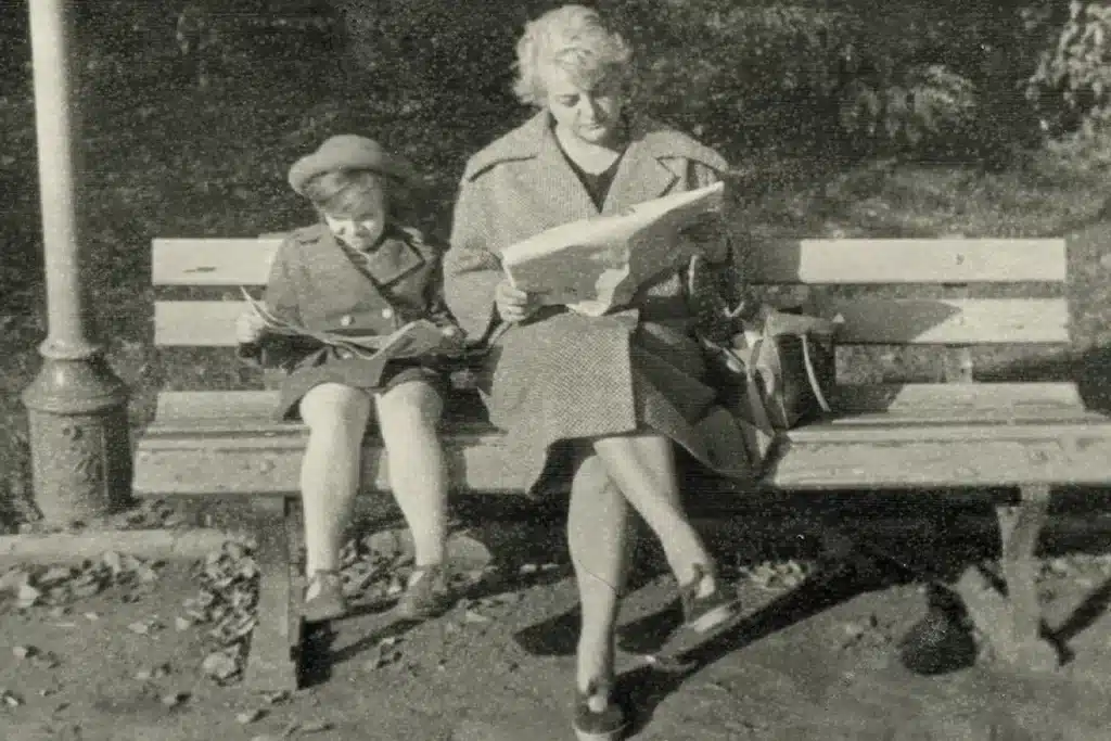 Madre e figlia leggono una memoriografia