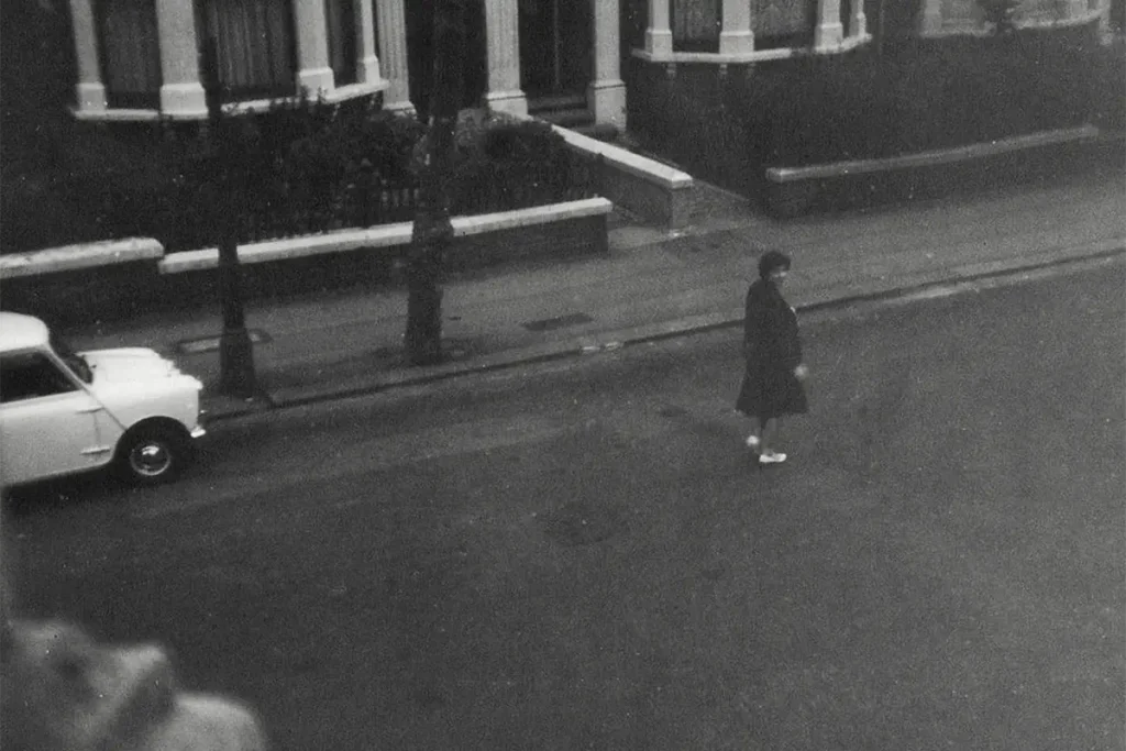 Foto d'epoca di una persona in strada vista dall'alto.