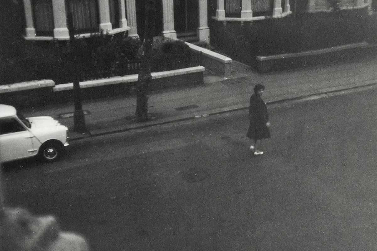 Foto d'epoca di una persona in strada vista dall'alto.