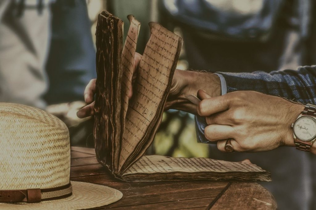 Un uomo sfoglia il suo taccuino su cui ha scritto i suoi ricordi di una vita