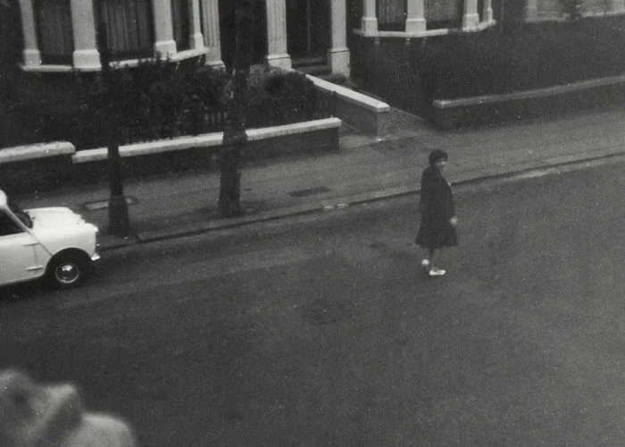 Foto d'epoca di una persona in strada vista dall'alto.